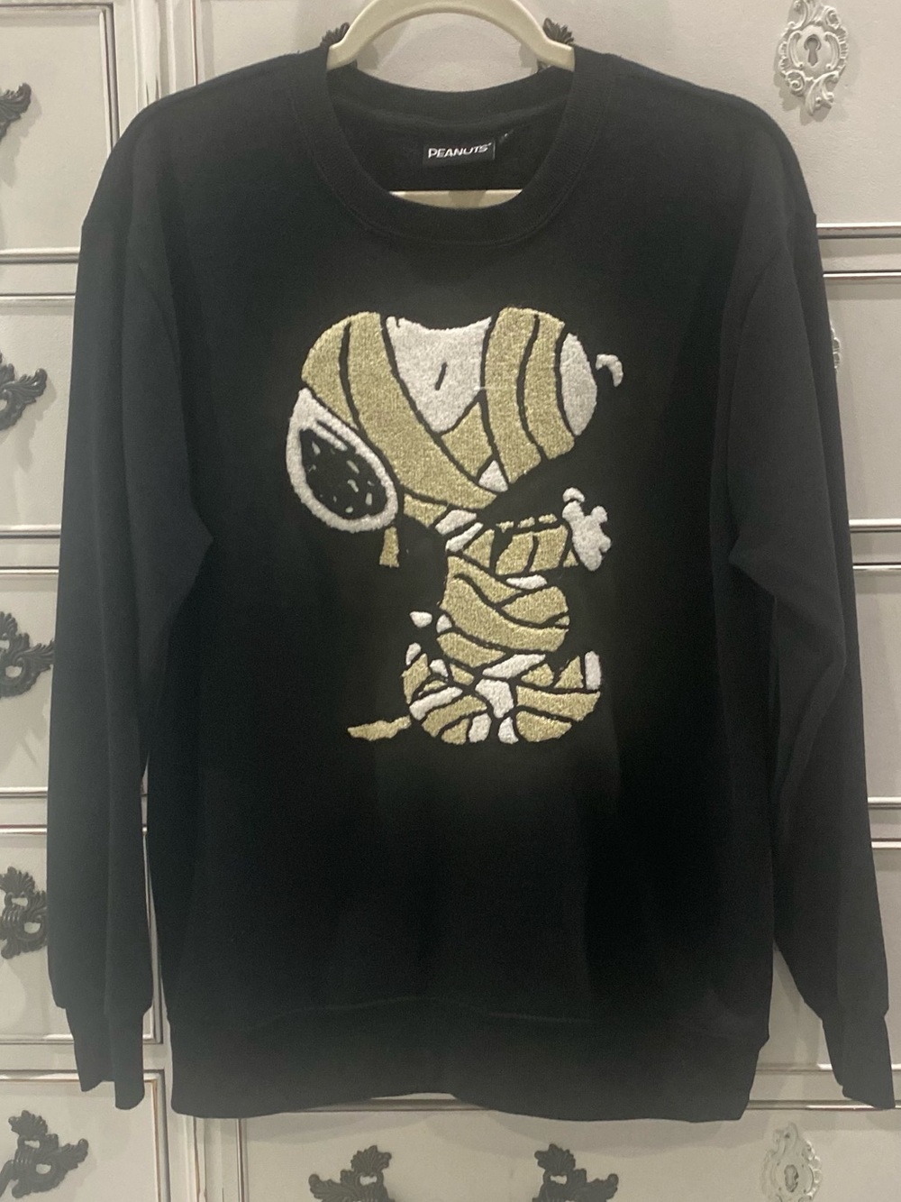 Peanuts Black Crewneck Sweatshirt with Snoopy Design Medium
